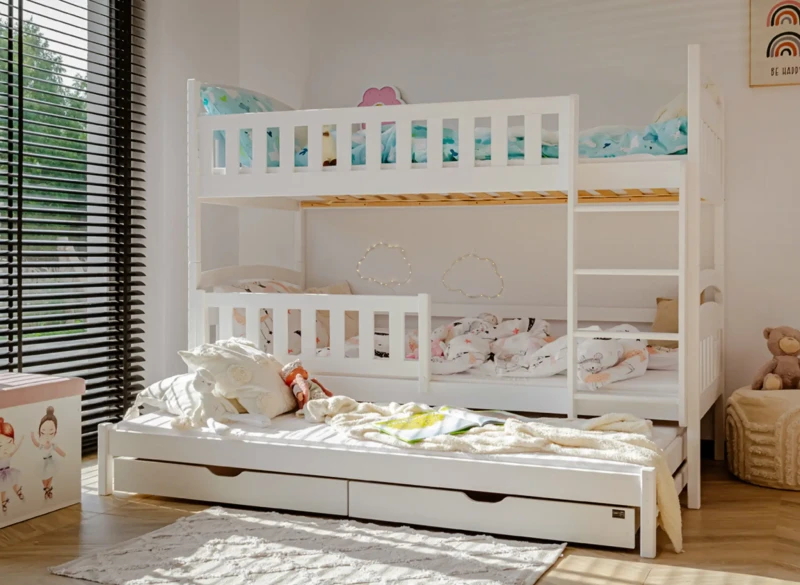 Białe łóżko piętrowe dla trójki dzieci z drabinką i barierkami zabezpieczającymi.