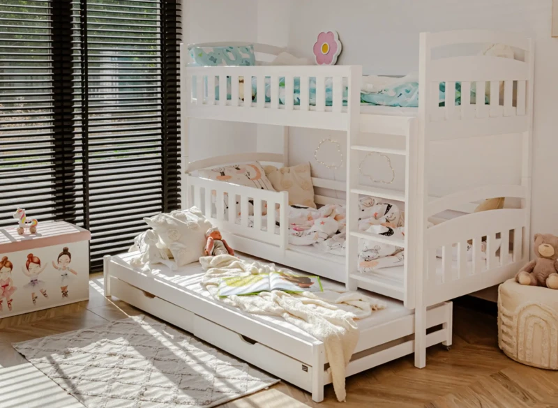 Białe łóżko piętrowe dla dzieci z drabinką i barierka, widok na całą konstrukcję w przytulnym pokoju.