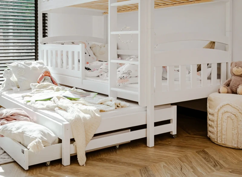 Białe łóżko piętrowe z wysuwanym dodatkowym miejscem do spania, idealne rozwiązanie dla trojga dzieci.
