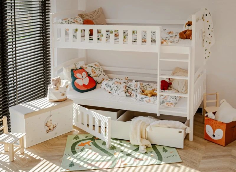 Trzyosobowe łóżko piętrowe białe z szufladą na spanie w aranżacji z motywem leśnym.