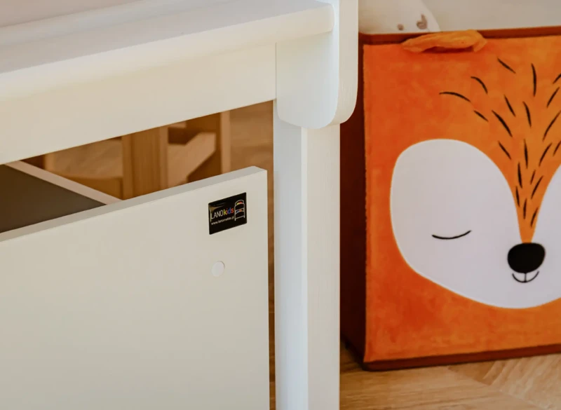 Logo Lano Kids na białej szufladzie nowoczesnego łóżka piętrowego.