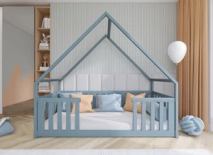 Łóżko domek dla dziecka błękitne, drewniane, z barierkami, w aranżacji pokoju dziecięcego z poduszkami.