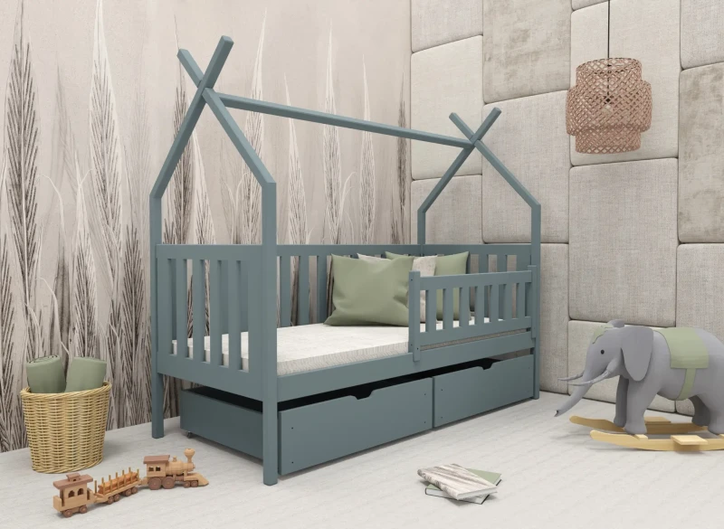 Szaroniebieskie łóżko dziecięce domek z szufladami i barierką, w aranżacji pokoju dziecięcego.