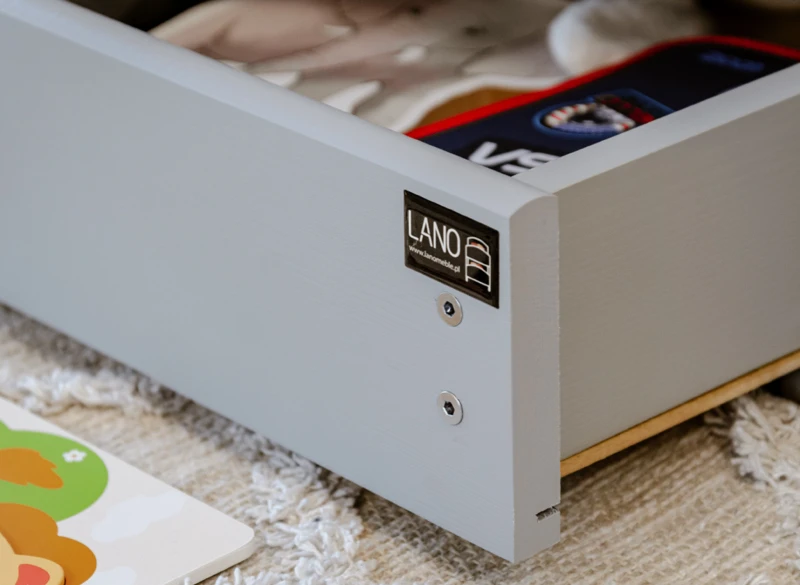 Oznaczenie marki Lano Meble na frontowej części szuflady łóżka.