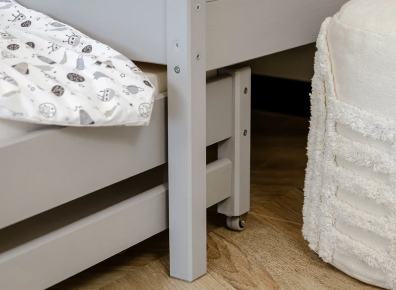 Wytrzymałe kółka wysuwanego spania w łóżku dla dzieci.