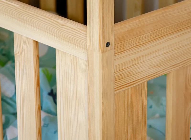 Wytrzymałe połączenie konstrukcyjne górnej ramy łóżka piętrowego wykonanego z drewna.