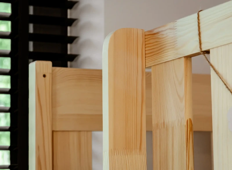 Solidne połączenie elementów ramy łóżka z litego drewna sosnowego, wykończenie naturalne.