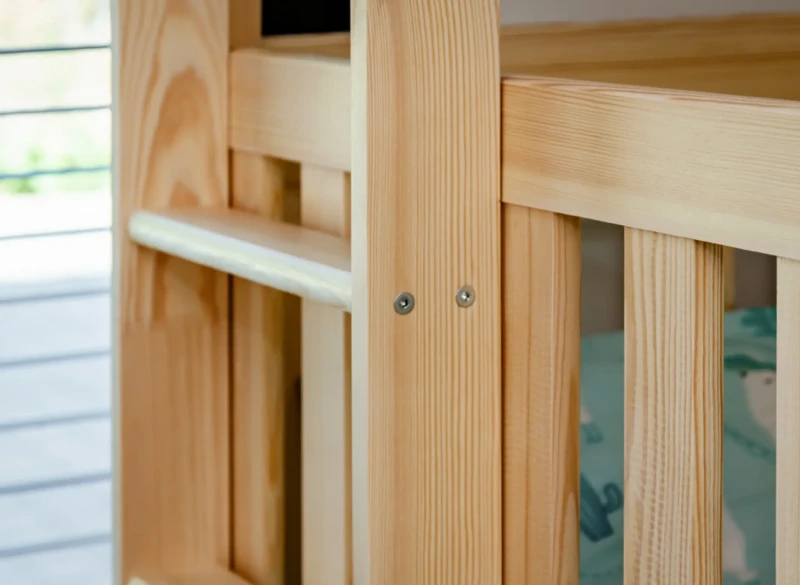 Detale montażowe drewnianego łóżka – widoczne śruby i gładka powierzchnia sosny.