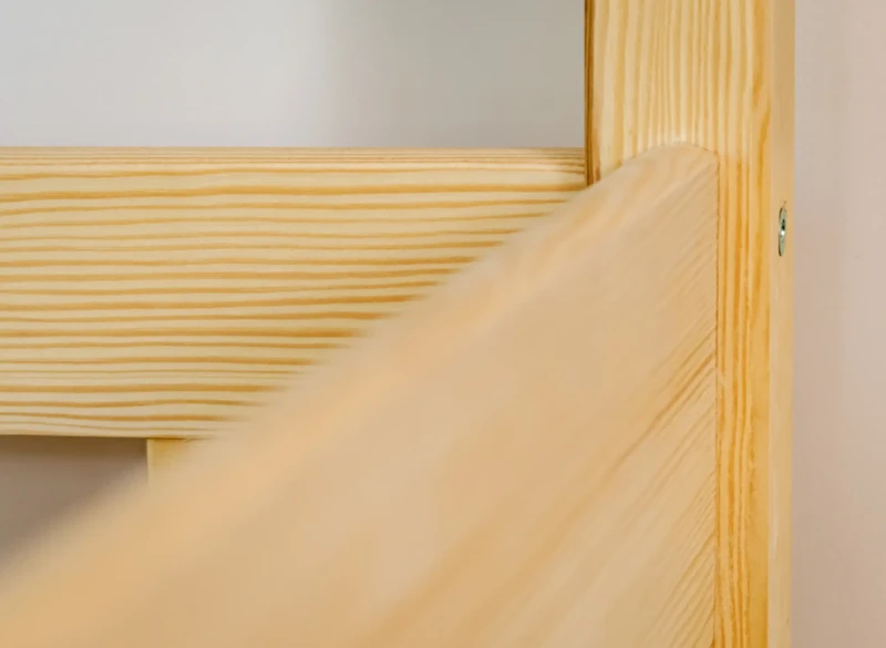 Konstrukcja ramy łóżka z litej sosny, precyzyjne dopasowanie elementów drewnianych.