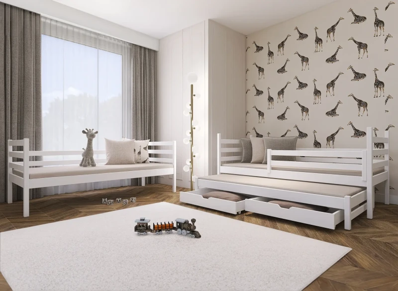 Białe łóżko dziecięce z wysuwanym drugim spaniem i szufladami w pokoju w żyrafy.