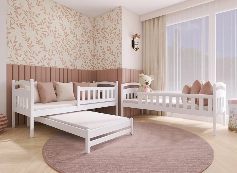 Drewniane łóżko dla dziecka z barierką ochronną i dolnym spaniem.