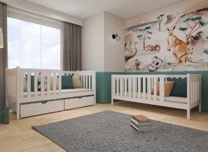 Białe drewniane łóżeczka dziecięce z szufladami, w pokoju z muralem zwierząt.
