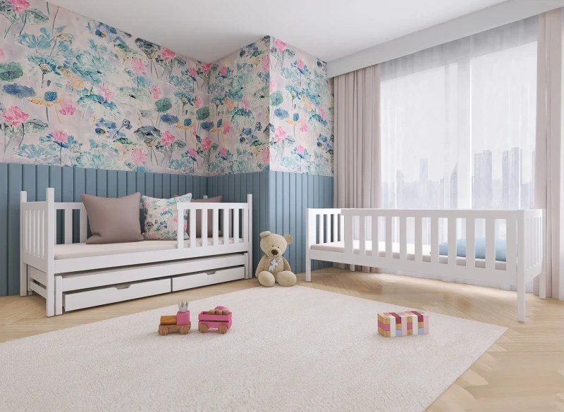 Białe drewniane łóżko dzienne z wysuwanym łóżkiem i pojedyncze łóżko w aranżacji pokoju dziecięcego.