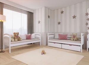 Dwa białe łóżka pojedyncze drewniane z szufladami, w aranżacji pokoju dziecięcego z misiami i oknem.