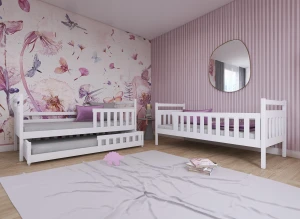 Dwa białe drewniane łóżka pojedyncze, jedno z wysuwanym materacem, w pokoju dziecięcym z tapetą w motyle i paskami.