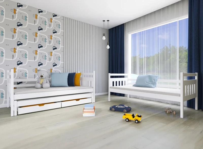 Białe drewniane łóżka pojedyncze z szufladami, poduszkami, w pokoju dziecięcym z tapetą w auta.