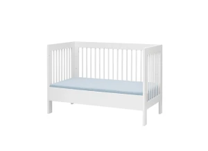 Białe łóżeczko niemowlęce z niebieskim materacem, drewniane, na białym tle.