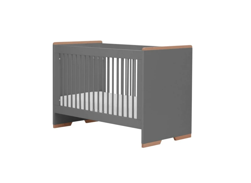 Szare łóżeczko dziecięce z drewnianymi akcentami, bezpieczne i stylowe, do pokoju malucha, na białym tle.