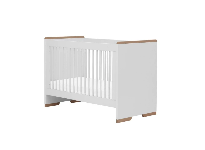 Białe łóżeczko dziecięce ze szczebelkami i drewnianymi akcentami, na białym tle.