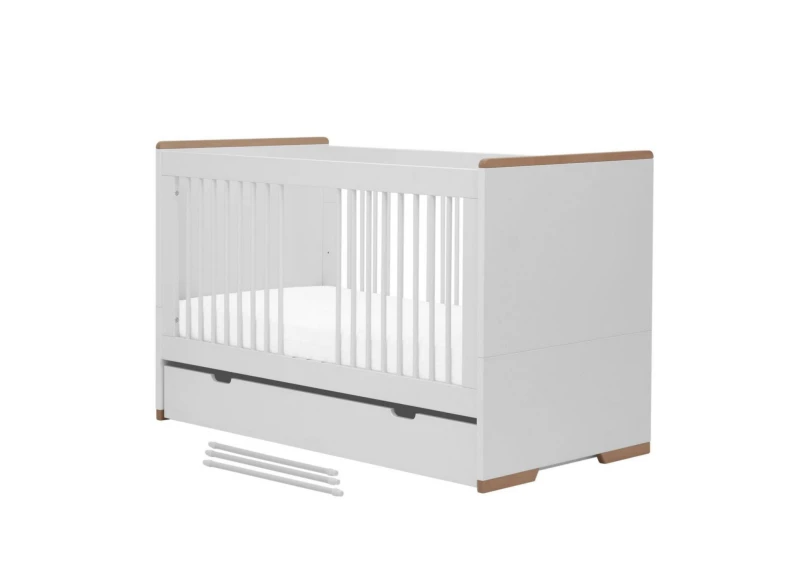 Białe łóżeczko niemowlęce z szufladą i wyjmowanymi szczebelkami