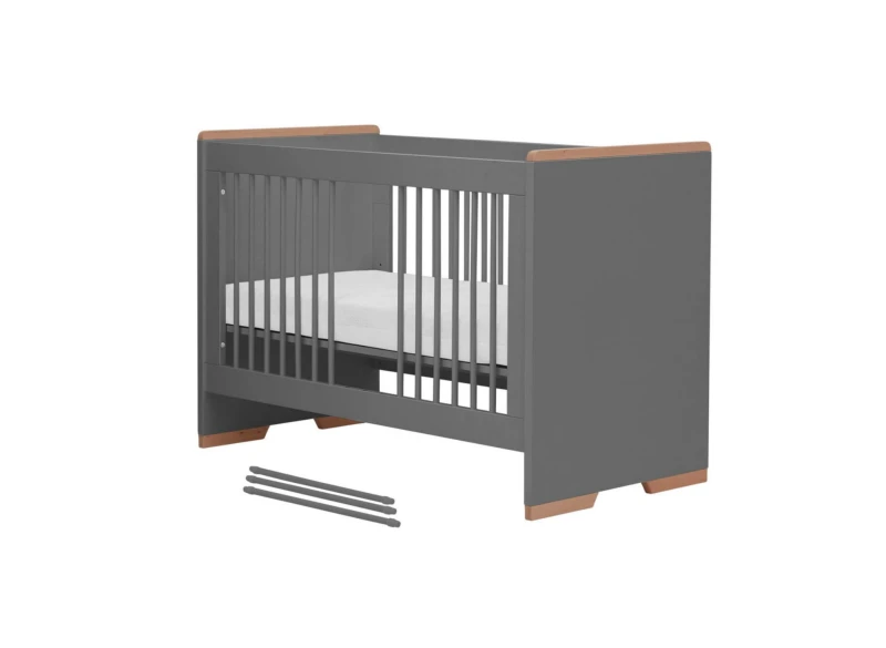 Szare łóżeczko dla niemowlaka z drewnianymi nogami i szczebelkami