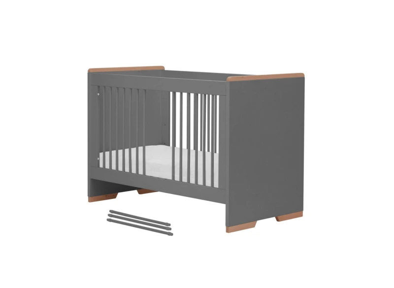 Szare łóżeczko niemowlęce z drewnianymi detalami, widok z boku