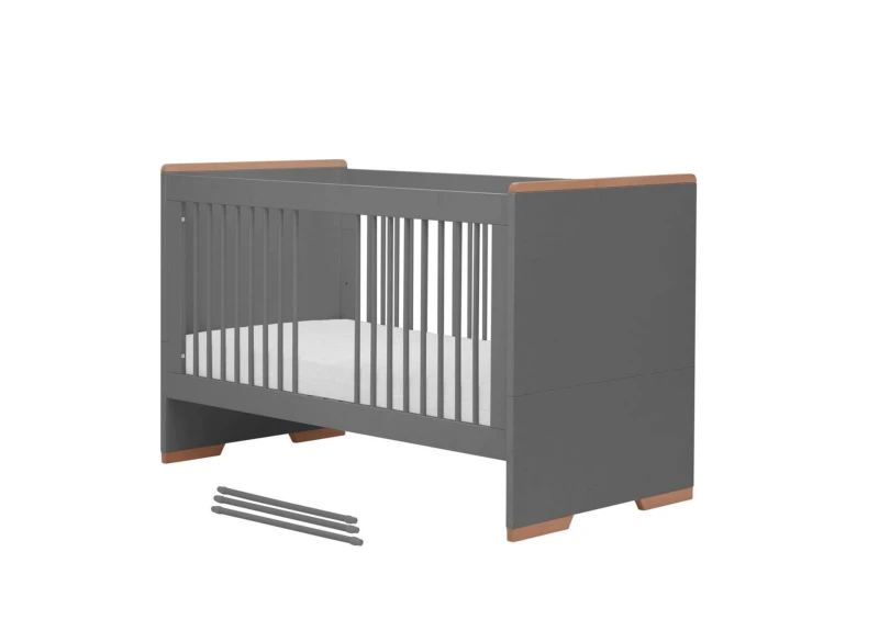 Szare łóżeczko niemowlęce z wyjmowanymi szczebelkami i drewnianymi elementami.