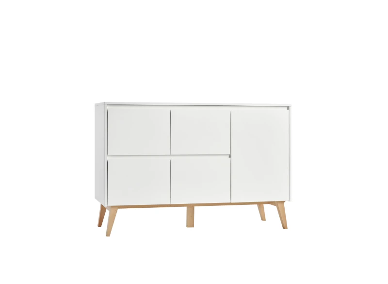 Biała komoda z czterema drzwiczkami i drewnianymi nóżkami, nowoczesny design, na białym tle.