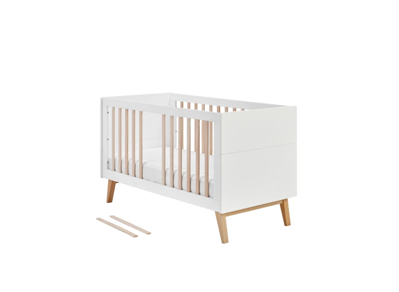 Białe łóżeczko dziecięce z elementami z jasnego drewna