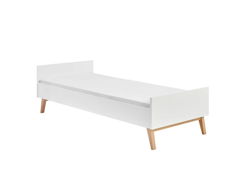 Białe łóżko pojedyncze z drewnianymi nóżkami, minimalistyczny design, idealne do pokoju dziecka, na białym tle.