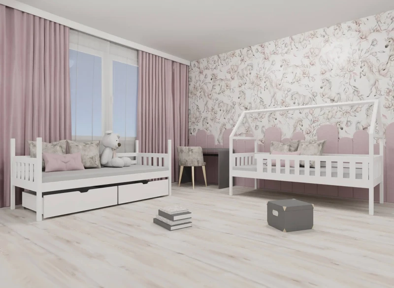 Różowy pokój dziecięcy z łóżkiem domkiem i kwiatową tapetą w jednorożce.