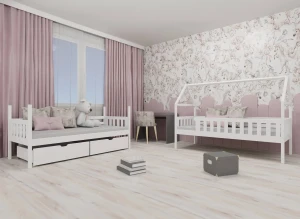 Dwa białe drewniane łóżka dziecięce z szufladami, w tym jedno domek, w pokoju z tapetą w konie.