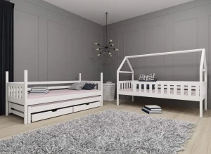 Białe drewniane łóżka dziecięce: klasyczne z szufladami i domek, w nowoczesnym pokoju na szarym tle.