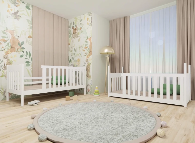 Przytulna sypialnia dziecięca z dwoma łóżkami, drewnianą podłogą i oknem z beżowymi zasłonami.