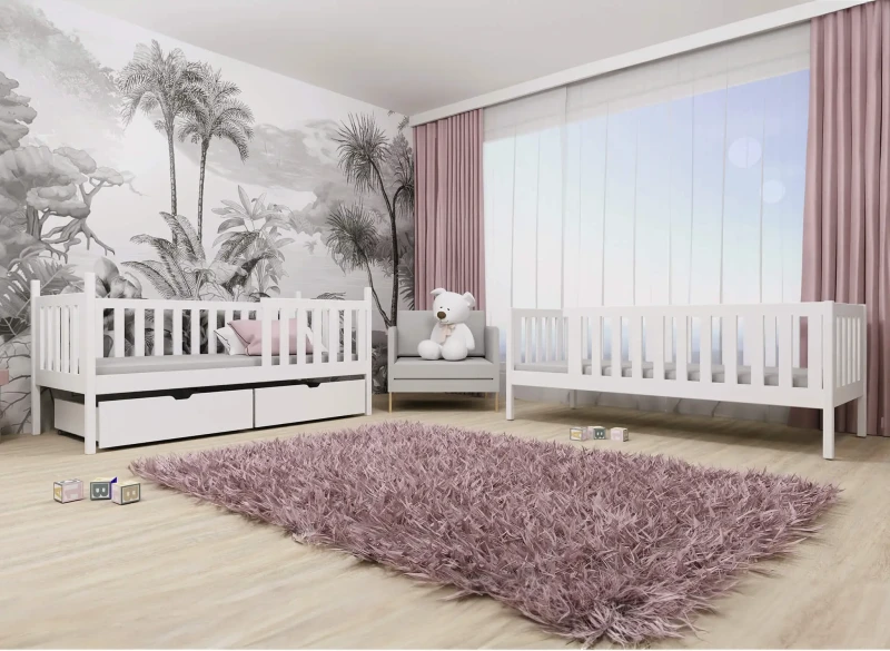 Dwa białe drewniane łóżeczka dziecięce w aranżacji pokoju, jedno z szufladami, drugie proste.