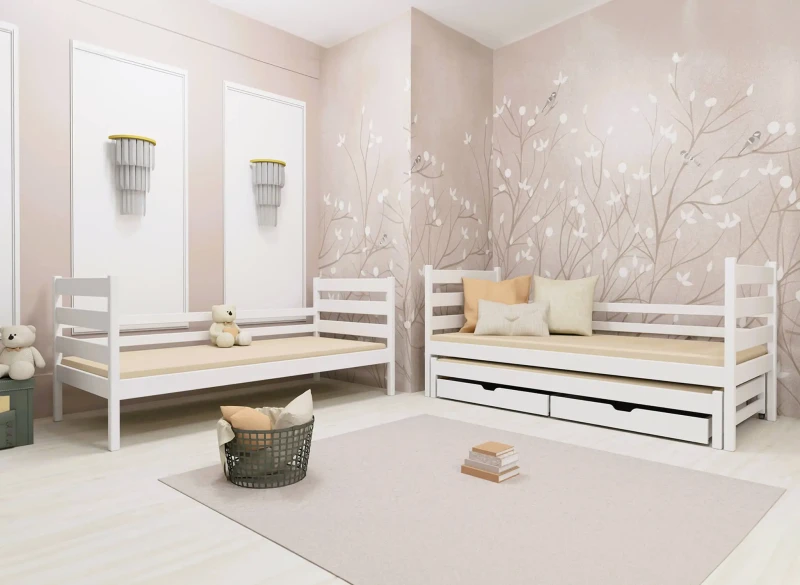 Białe drewniane łóżka dziecięce, jedno z szufladami, w aranżacji pokoju z tapetą w gałązki.