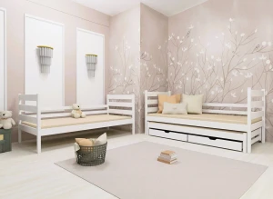 Białe łóżko dziecięce z drewna z szufladami, obok drugie łóżko, w pokoju z tapetą w roślinne wzory.
