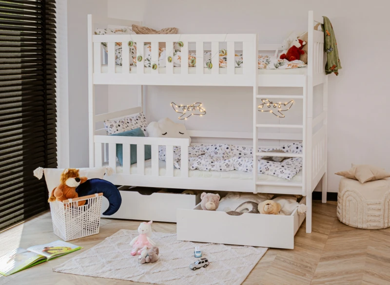 Białe łóżko piętrowe z wysuwaną szufladą i drabinką