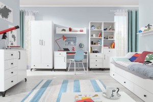 Nowoczesny pokój dziecka z kompletem białych mebli, biurkiem i łóżkiem.