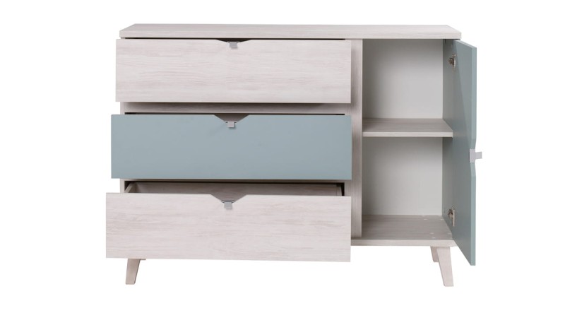 Komoda z trzema szufladami i otwartą szafką boczną w kolorze jasnego drewna z niebieskimi frontami.