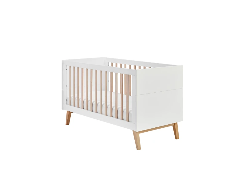 Nowoczesne białe łóżeczko dziecięce ze szczebelkami i drewnianymi nogami