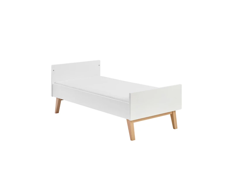 Nowoczesne białe łóżko dla starszego dziecka na drewnianych nogach.