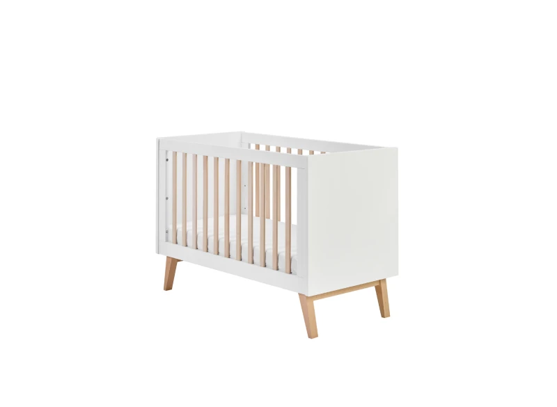 Białe łóżeczko niemowlęce ze szczebelkami w skandynawskim stylu.