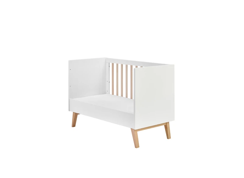 Łóżeczko dziecięce przekształcone w sofę z drewnianymi nogami.