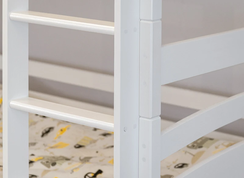 Zbliżenie na solidne łączenia białej drabinki łóżka piętrowego dla dzieci.