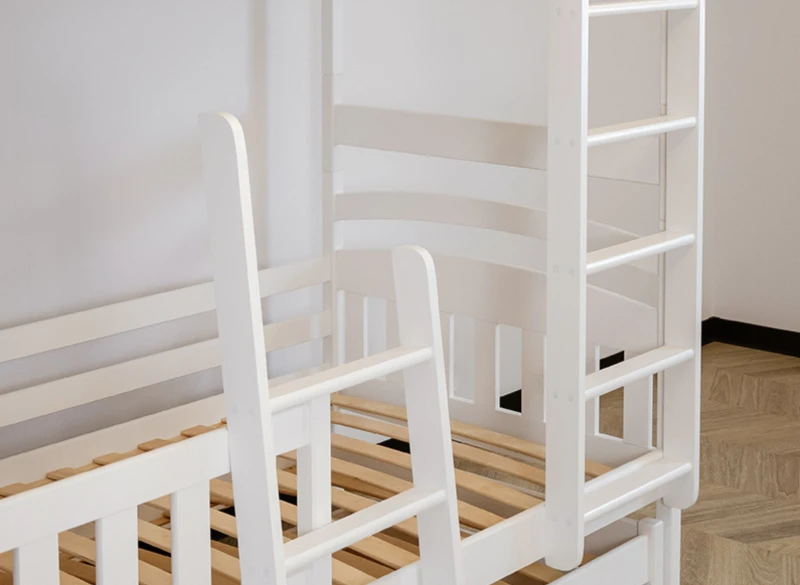 Elementy konstrukcyjne białego łóżka piętrowego z drabinką i stelażem.