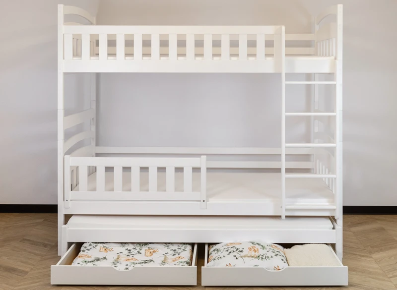 Białe łóżko piętrowe dla dzieci z dwiema pojemnymi szufladami na pościel.