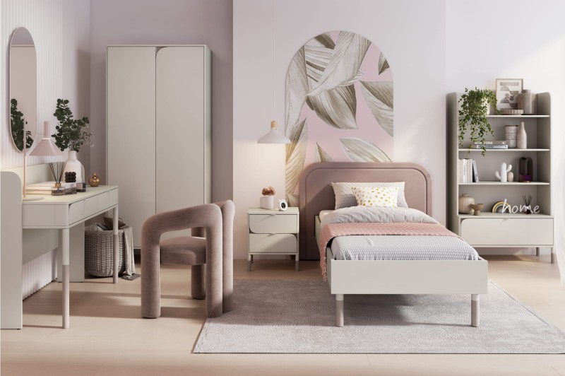 Nowoczesna sypialnia z łóżkiem, białą szafą i biurkiem w stonowanych kolorach.