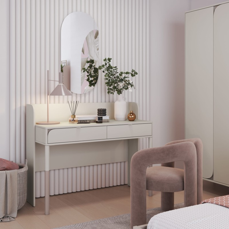 Beżowe biurko zaaranżowane jako stylowa toaletka z owalnym lustrem i lampką.