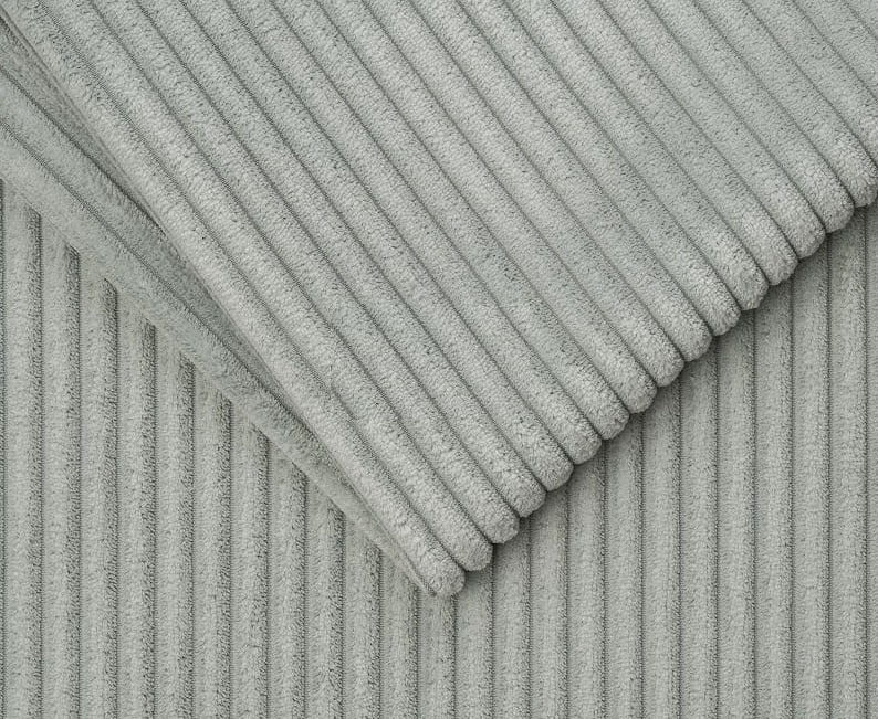 Prążkowana tkanina w kolorze jasnoszarym, detal struktury materiału.